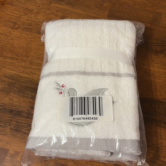 NWT Caro Home Chateau Royal NOEL & PEACE DOVE Hand Towel Set White/Silver - Picture 9 of 9